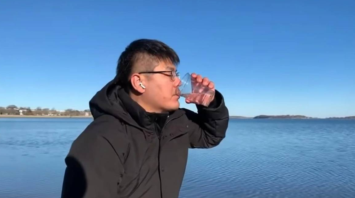 A Device That Converts Sea Water To Drinking Water With One Click
