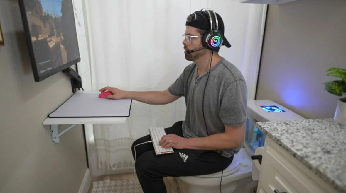 YouTuber Turned His Toilet Into Gaming Computer!