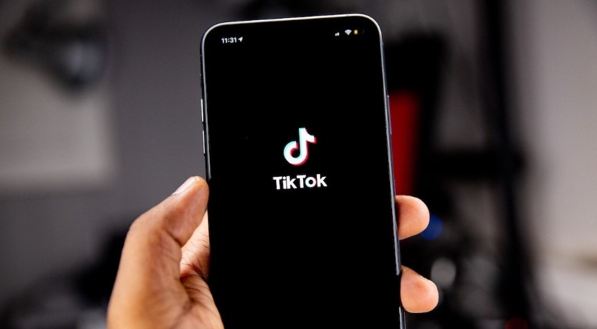 Apple Threatens to Fire Its Employee Who Filmed TikTok Videos